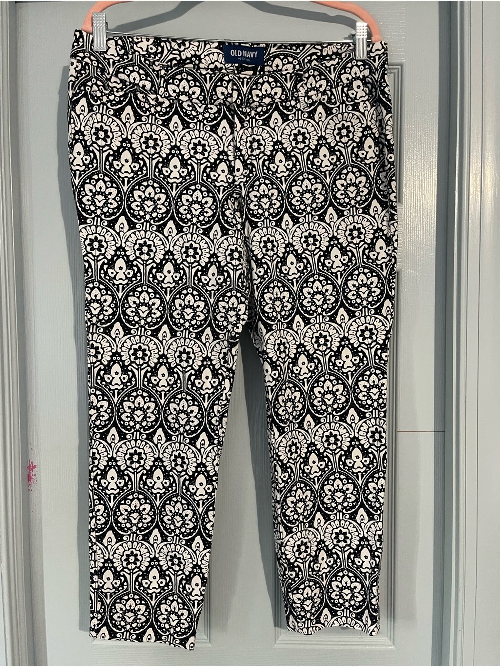 Old Navy Black & White Floral Medallion Leggings